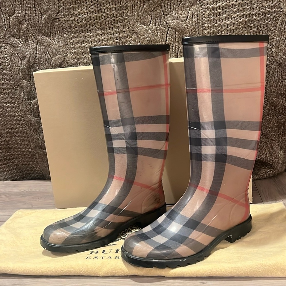 Burberry Rain Boot 
Sz 38
Original box and duster bag included